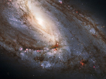 "Хаббл" сфотографировал галактику со смещенным центром